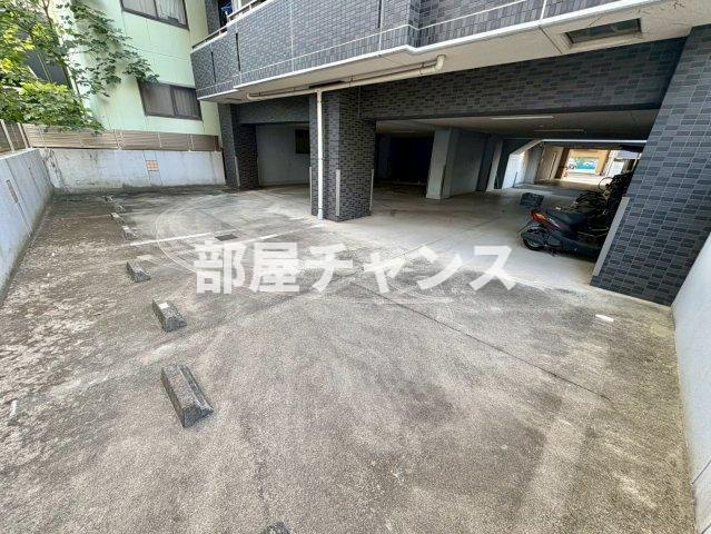 アルフィーレ新栄の駐車場