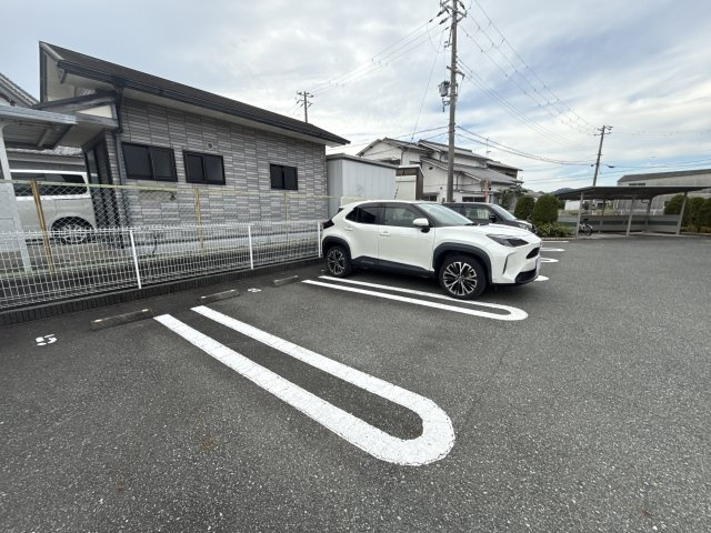 プラム・ジェルメの駐車場