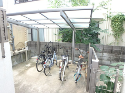 【その他共用部分】 | キャッスル西宮 | 屋根付き駐輪スペースです