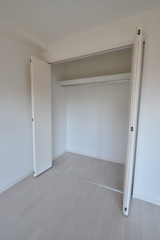 大阪市城東区成育１丁目の賃貸マンションの収納