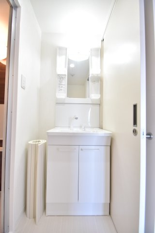 大阪市城東区成育１丁目の賃貸マンションの洗面所