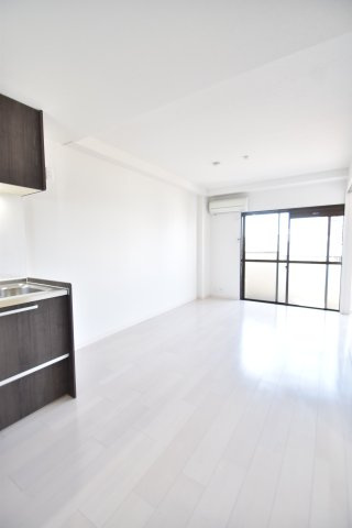 大阪市城東区成育１丁目の賃貸マンションの居間・リビング