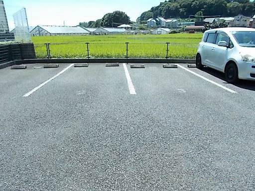 レオパレスメローネⅤの駐車場