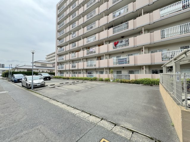 ネオハイツ大橋の駐車場