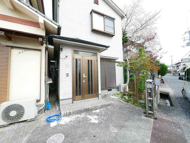 高畑町1LDK戸建のエントランス|玄関前スペース