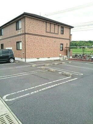 アルクエンシェルＡの駐車場