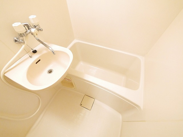 レオパレスＲ１６９ＳＡＫＵＲＡＩの浴室|コンパクトで使いやすいお風呂です