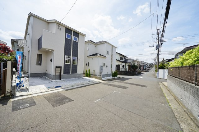 【横浜市旭区今宿１丁目16-3全２棟新築戸建て２号棟】★仲介手数料無料★（中沢小学校・旭中学校）の前面道路含む現地写真