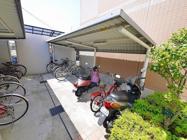 ヴァンセットモネのその他共用部分|屋根付きの駐輪場です