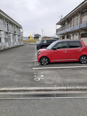 平國ハイツの駐車場|カースペースがあります