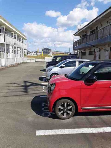 平國ハイツの駐車場|駐車場があるので、車を買う予定の方も安心です