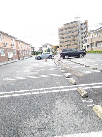 ヴィラ　スクエアＥの駐車場|車をお持ちの方に嬉しい駐車場付きの物件です
