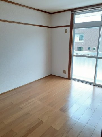 杉本ハイツの洋室|使い勝手のいい洋室です