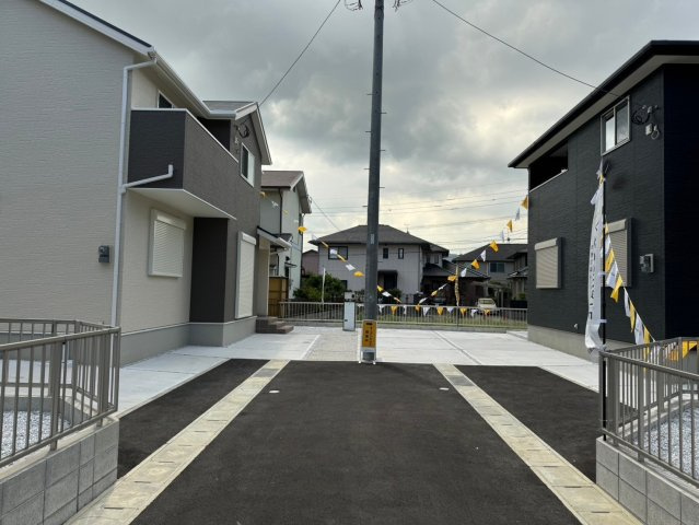 SUNCOURT－サンコート－小倉南区湯川新町1丁目　【小倉南区　新築戸建て】の前面道路含む現地写真|駐車スペースも広々♪　【小倉南区　新築戸建て】