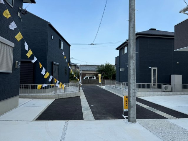 SUNCOURT－サンコート－小倉南区湯川新町1丁目　【小倉南区　新築戸建て】の前面道路含む現地写真|駐車スペースも広々♪　【小倉南区　新築戸建て】