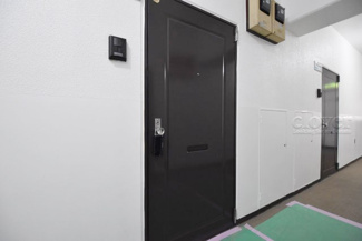 【その他共用部分】 | 皆様をお迎えする、お部屋の玄関ドア。開けやすさや開放角度、ドアノブの操作しやすさや鍵の形状などを、現地で一度ご確認ください。～即日のご見学可能～　お問合せはお気軽にどうぞ。