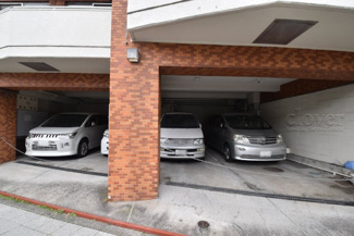 【駐車場】 | マンションの駐車場スペース。空きの有無や駐車料金、サイズ規定などについては、改めてお問い合わせください。～即日のご見学可能～　お問合せはお気軽にどうぞ。