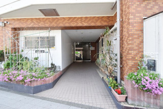 【エントランス】 | マンションの正面エントランス。出入りする人間を癒してくれるマンション入り口であり、その建物の「顔」でもあります。～即日のご見学可能～　お問合せはお気軽にどうぞ。