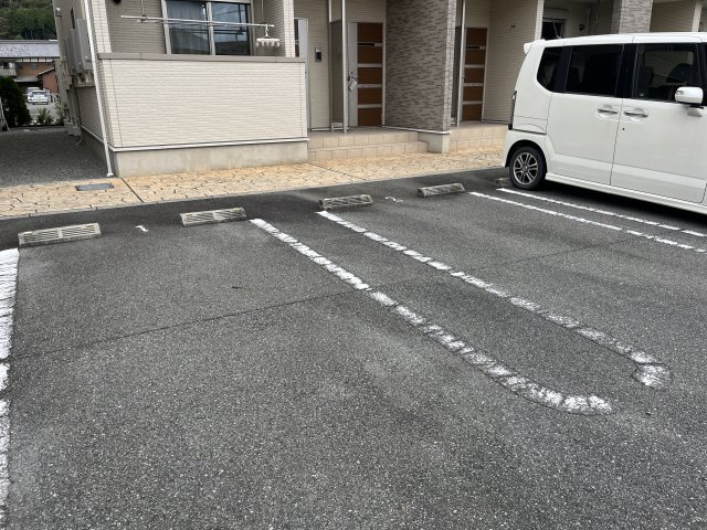 リヴァーサイドレジデンスＢの駐車場