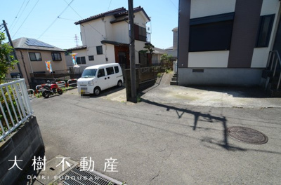 【前面道路含む現地写真】 | 綾瀬市寺尾南２丁目　売地　全2区画