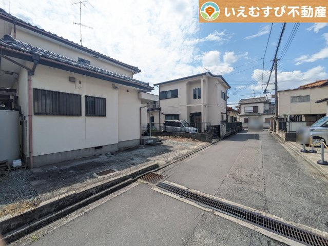 熊谷市新島　中古戸建の前面道路含む現地写真