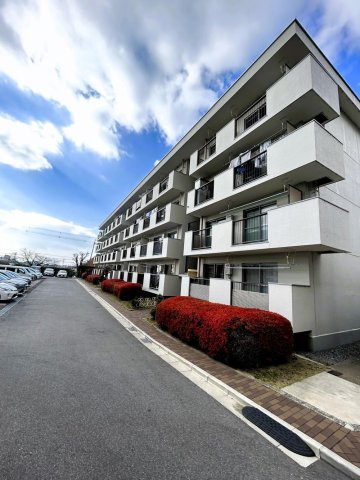 枚方東山住宅１号棟の外観|新しい生活にいかがでしょうか？外観はお住まいの顔になります。こだわりたいポイントですね。水回りリフォームやリノベーションも承ってます。
■現地見学・資金計画相談・住宅ローン相談もお問合せ受付中■