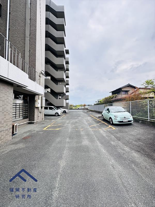 コスモ前原の駐車場