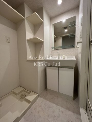 【洗面所】 | W.O.B AWAZA | 棚があって便利