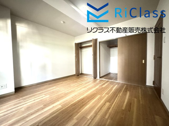 ライオンズマンション須磨妙法寺の寝室|広くて明るい寝室