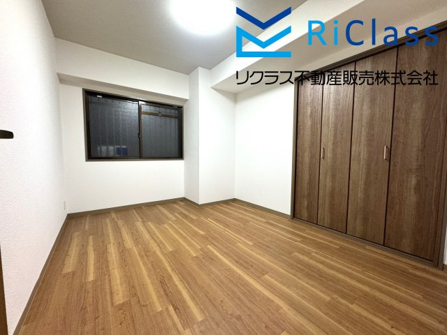 ライオンズマンション須磨妙法寺の子供部屋|5.5帖の洋室です