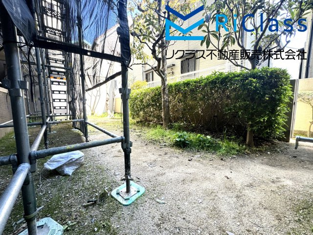ライオンズマンション須磨妙法寺の庭|49.11㎡の南向き専用庭の付いた物件です
（現在大規模修繕工事中で仮設足場がございます）
