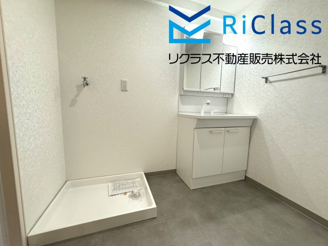 ライオンズマンション須磨妙法寺の独立洗面台|新調の三面鏡付き面化粧台とランドリースペースです