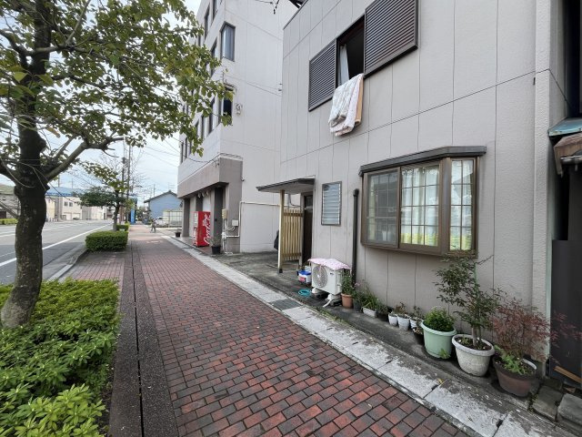 中古住宅　日の出町2丁目の前面道路含む現地写真