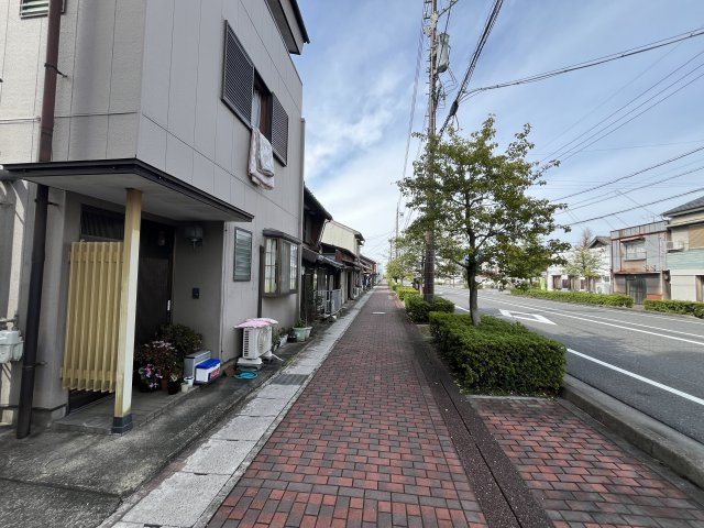 中古住宅　日の出町2丁目の前面道路含む現地写真