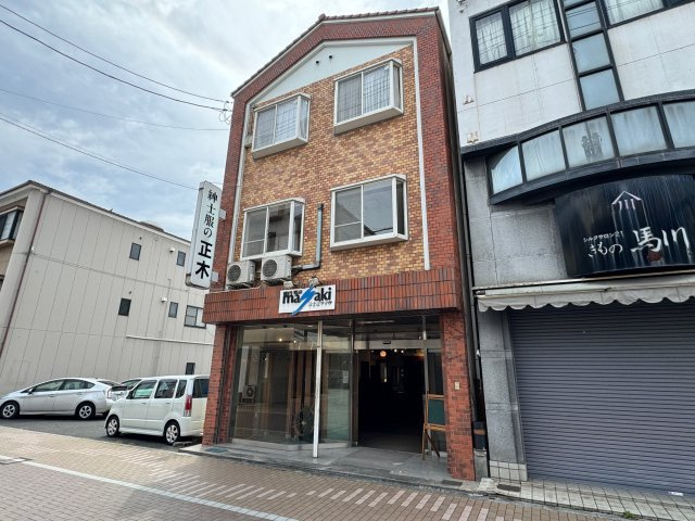 正木ビル　１階店舗の外観