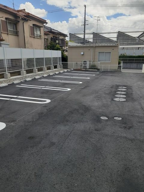 ガーデン逢妻の駐車場
