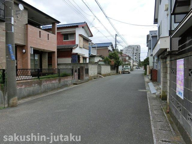 検見川町３丁目　売地の前面道路含む現地写真|検見川町３丁目　１２１．８坪　更地　建築条件なし　南西側６ｍ公道面　間口４ｍ　平坦地