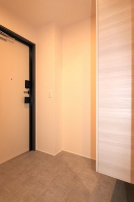 【玄関】 | Ｄ－ＲＯＯＭ清水新居Ⅱ | 反転イメージ