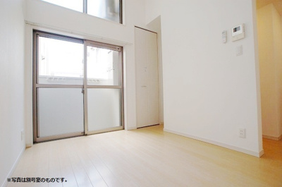 【居間・リビング】 | あーばんらいふ箱崎 | 別号室の写真になります。現況優先。