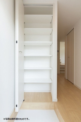 【玄関】 | Sorriso Vita 諸岡 | 別号室の写真になります。現況優先。