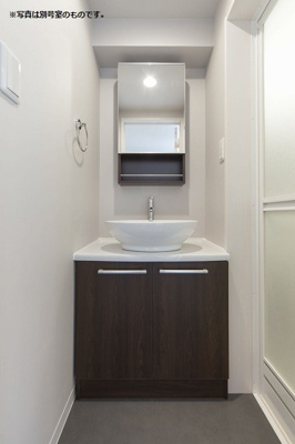 【洗面所】 | Sorriso Vita 諸岡 | 別号室の写真になります。現況優先。