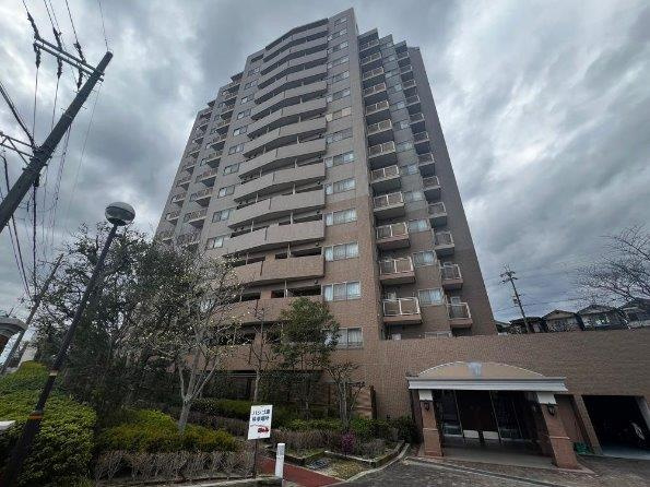 メロディーハイム香里ヶ丘ツインビューアルテアタワーの外観|新しい生活にいかがでしょうか？外観はお住まいの顔になります。こだわりたいポイントですね。水回りリフォームやリノベーションも承ってます。
■現地見学・資金計画相談・住宅ローン相談もお問合せ受付中■