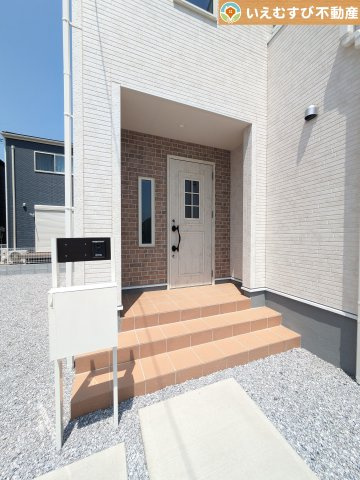Livele Garden.S　太田第11下田島のエントランス|落ち着いた色づかいのエントランス
駐車場からアクセスの良いエントランス。雨の日や荷物が多くても安心の動線♪