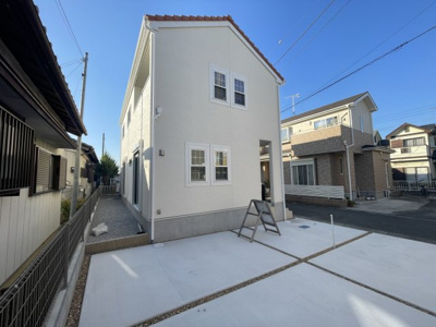 【外観】 | いろどりアイタウン深谷市萱場　新築住宅 | 急な雨でも洗濯物が濡れにくく安心なインナーバルコニーのあるお家です。
現地(2024年11月撮影)