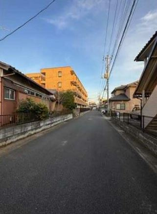 【土地】東松山市元宿2丁目売地の前面道路含む現地写真|前面道路6ｍで広々♪南道路で日中明るいです！