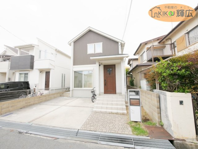 【外観】 | 加古川市加古川町中津　中古戸建 | 平成30年築の中古戸建てです。お車並列で二台止めれます