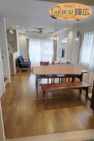 【居間・リビング】 | 加古川市加古川町中津　中古戸建 | リビングは約20帖ございます。形の良い間取りですので家具の配置がしやすいです。