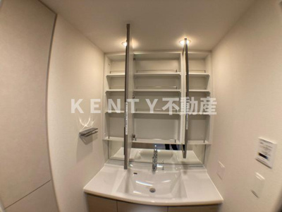 【独立洗面台】 | ザ・ケンジントン・レジデンス上池台 | 独立洗面台、小物を置くことができて便利です