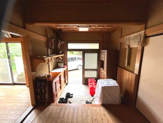 日の出町♪敷地約423坪！ゆとりの7LDK中古戸建の玄関