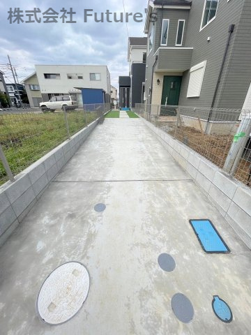 三郷市泉1丁目　新築戸建　全1棟の駐車場|カースペース縦列2台可能